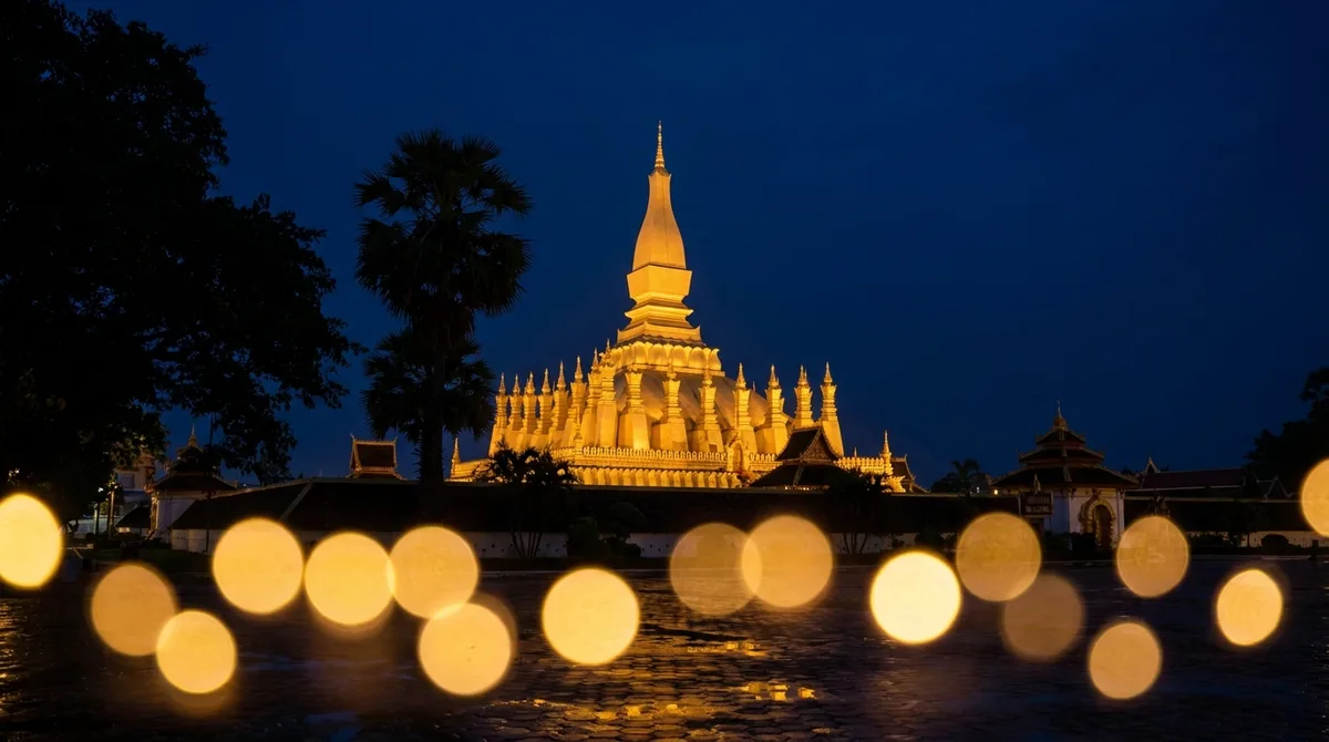 พระธาตุหลวงเวียงจันทน์ยามค่ำ สื่อถึงหวยลาวที่ออกผลช่วงค่ำทุกวัน